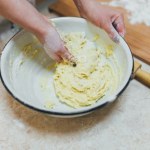 Proste ciasto na 11 listopada. Wystarczy wszystkie składniki ugnieść w misce