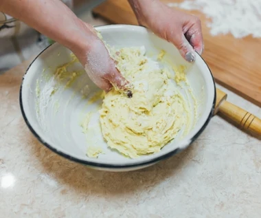 Proste ciasto na 11 listopada. Wystarczy wszystkie składniki ugnieść w misce
