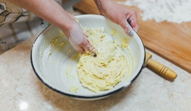 Proste ciasto na 11 listopada. Wystarczy wszystkie składniki ugnieść w misce