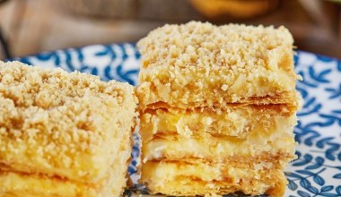 Proste ciasto na sobotę. Oto przepyszna kremówka z jabłkami 