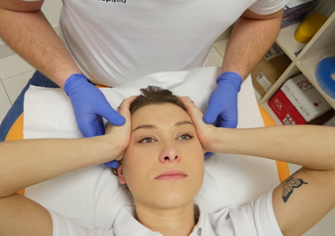 Proste ćwiczenia na ból głowy. Zobacz nagrania z naszym ekspertem!