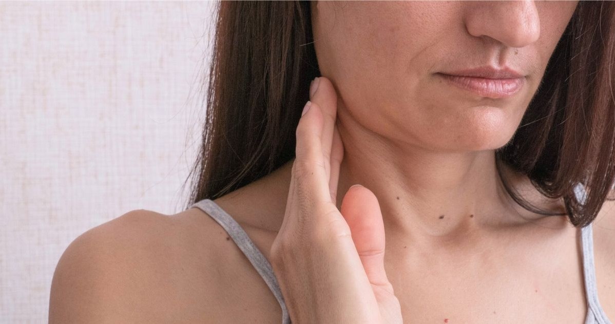 Proste ćwiczenia pozwolą nam zmniejszyć widoczność drugiego podbródka /123RF/PICSEL