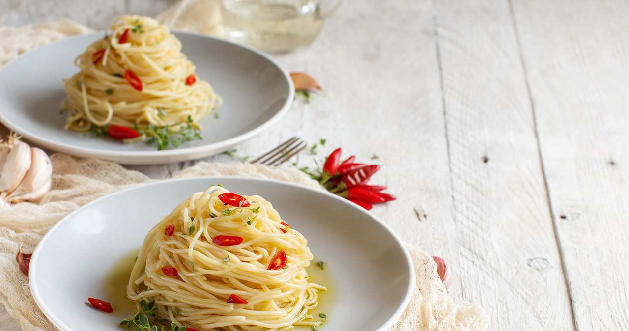 Proste w przygotowaniu spaghetti z papryczką chilli /123RF/PICSEL