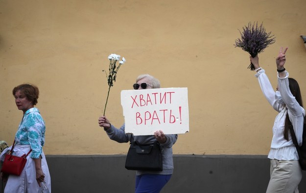 Prostest kobiet  w Mińsku. Na transparencie widnieje opis "przestańcie kłamać" /TATYANA ZENKOVICH  /PAP/EPA