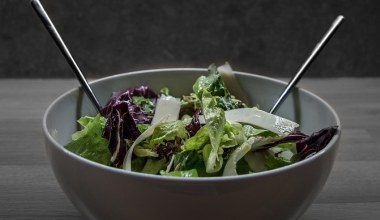 Простий салат з тунцем та оливками. Подайте його своїм гостям у новорічну ніч, вони будуть у захваті