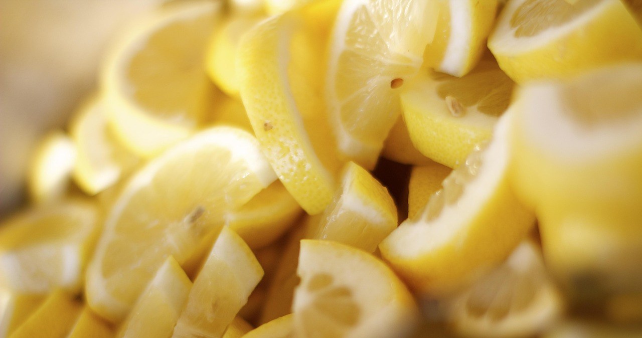 Просто візьміть лимон і чайник буде, мов щойно з магазину /pixabay.com