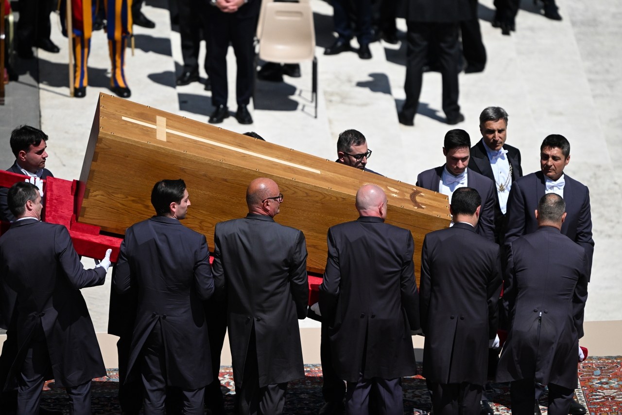 Prosty grób w ziemi, napis: Franciscus. Tego kamery już nie mogły pokazać [ZAPIS RELACJI]