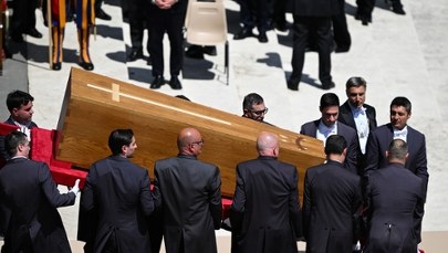 Prosty grób w ziemi, napis: Franciscus. Tego kamery już nie mogły pokazać [ZAPIS RELACJI]