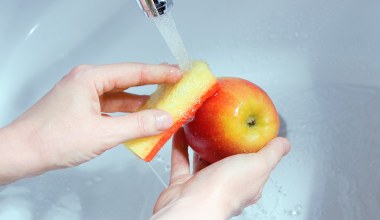 Prosty i tani płyn do mycia owoców. Usuwa pestycydy i wydłuża świeżość