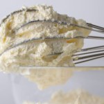 Prosty krem z mascarpone bez śmietany. Jest trwały, trzyma formę ciasta i szybko się nie rozpuści