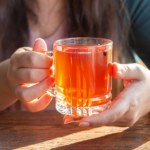 Prosty napój poprawia koloryt skóry i trawienie. Sekret tkwi w jednym składniku