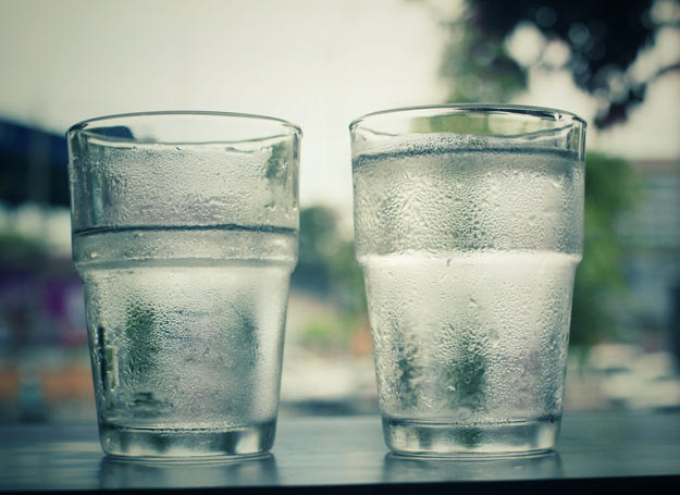 Prosty nawyk picia wody przed posiłkiem, może przyczynić się do utarty masy ciała /Picsel /123RF/PICSEL