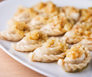 Prosty przepis na ciasto na wigilijne pierogi. Będą delikatne i elastyczne