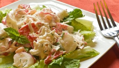 Prosty składnik, który odmieni smak zwykłej sałatki. Na imprezie będzie hitem