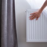 zimne kaloryfery Prosty sposób na lepsze ogrzewanie. Odsuń od kaloryfera tę jedną rzecz