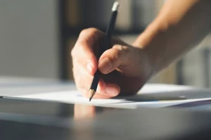 Prosty test wykrywa wczesne objawy choroby Parkinsona. Wystarczy kartka i ołówek