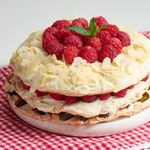 Prosty tort bezowy z malinami. Goście zawsze pytają o przepis