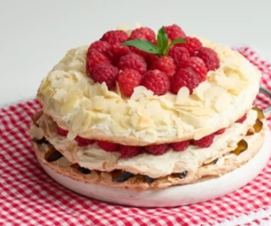 Prosty tort bezowy z malinami. Goście zawsze pytają o przepis
