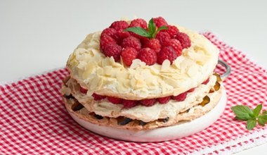 Prosty tort bezowy z malinami. Goście zawsze pytają o przepis