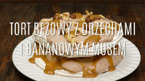 Prosty tort bezowy z orzechami i bananowym musem