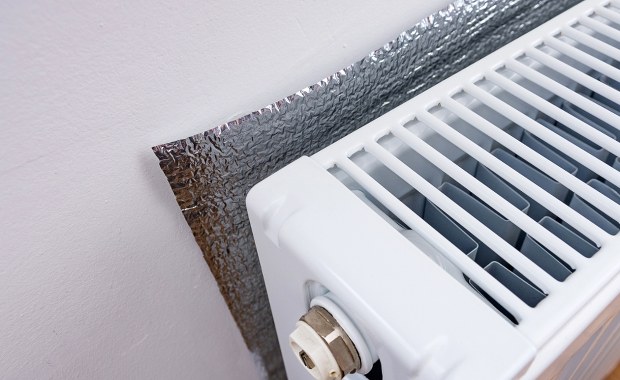 ​Prosty trik na ciepły dom: Wystarczy położyć to za kaloryferem