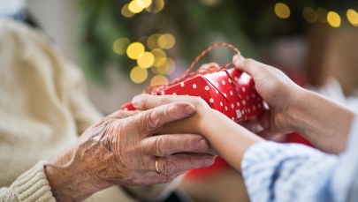 ​"Proszą o tak prozaiczne rzeczy jak kawa, czy skarpetki". Ruszyła akcja Święty Mikołaj dla Seniorów