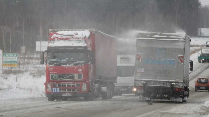 Prószący z ciężarówki śnieg wydaje się niegroźny, ale pogarsza widoczność, co już jest potencjalnie niebezpieczne. Jeśli zamiast śniegu, ciężarówka wiezie taflę lodu, niebezpieczeństwo może być śmiertelne. Spadający w czasie jazdy z dachu ciężarówki śnieg, powinien być dla nas sygnałem ostrzegawczym /Piotr Mecik /East News