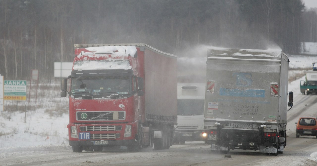 Prószący z ciężarówki śnieg wydaje się niegroźny, ale pogarsza widoczność, co już jest potencjalnie niebezpieczne. Jeśli zamiast śniegu, ciężarówka wiezie taflę lodu, niebezpieczeństwo może być śmiertelne. Spadający w czasie jazdy z dachu ciężarówki śnieg, powinien być dla nas sygnałem ostrzegawczym /Piotr Mecik /East News
