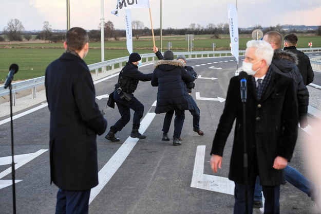 Protest Agrounii podczas oficjalnego otwarcia Wschodniej Obwodnicy Wrześni z udziałem premiera Mateusza Morawieckiego /Jakub Kaczmarczyk /PAP