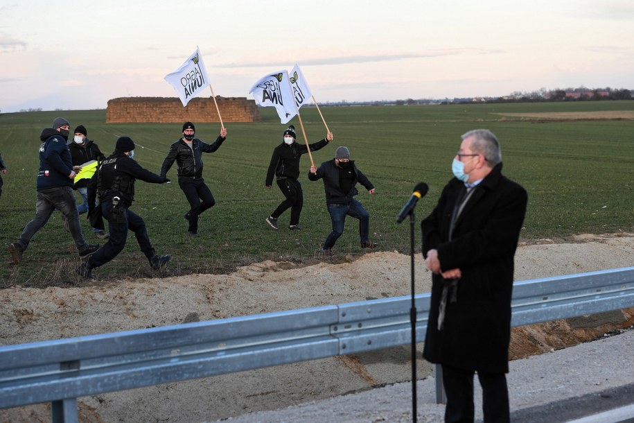Protest Agrounii podczas oficjalnego otwarcia Wschodniej Obwodnicy Wrześni z udziałem premiera Mateusza Morawieckiego /Jakub Kaczmarczyk /PAP