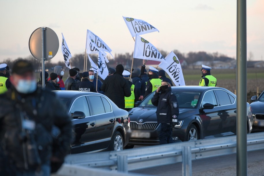 Protest Agrounii podczas oficjalnego otwarcia Wschodniej Obwodnicy Wrześni z udziałem premiera Mateusza Morawieckiego /Jakub Kaczmarczyk /PAP