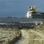 Protest aktywistek na terenie kopalni w Tomisławicach. Blokują pracę koparki