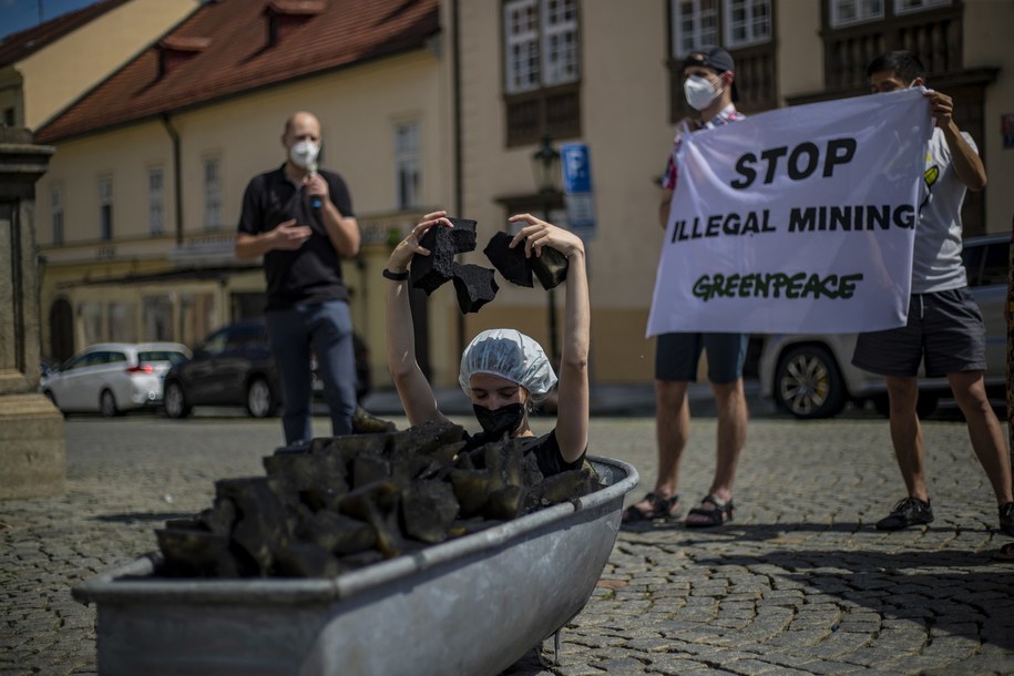 Protest aktywistów Greenpeace przeciwko kopalni w Turowie przeprowadzony przed budynkiem rządu w Pradze /Martin Divisek /PAP/EPA