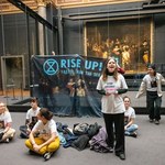 Protest aktywistów przy obrazie Rembrandta. "Nie ma sztuki na zalanej planecie"
