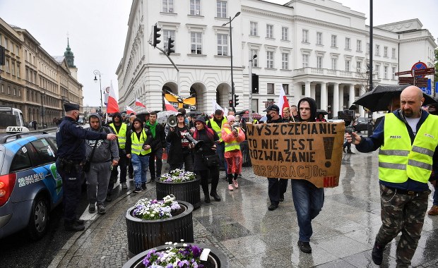 Protest antyszczepionkowców w Warszawie. Przepychanki z policją
