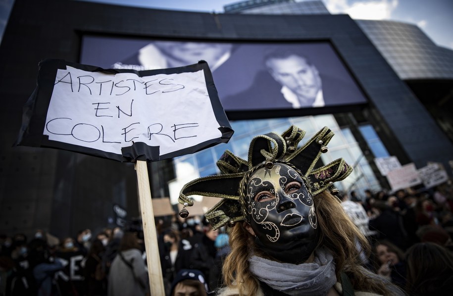 Protest artystów w Paryżu /IAN LANGSDON /PAP/EPA