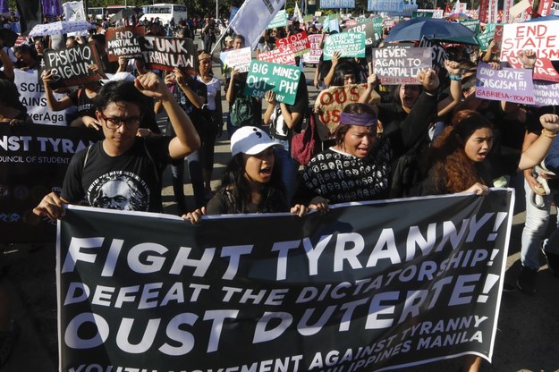Protest Filipińczyków protestują przeciwko prezydentowi Rodrigo Duterte /ROLEX DELA PENA    /PAP/EPA