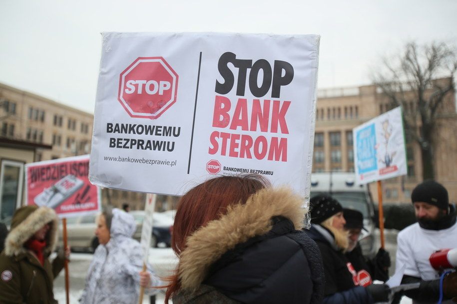 Protest frankowiczów - osób poszkodowanych przez banki - przed Ministerstwem Finansów / 	Leszek Szymański    /PAP