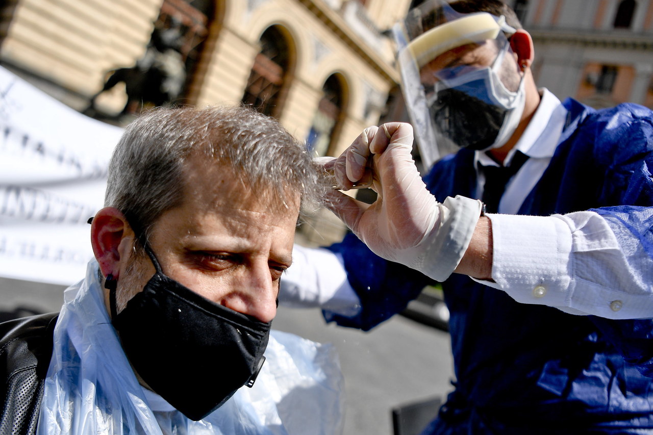 Protest fryzjerów w Neapolu. Strzygą pod gołym niebem
