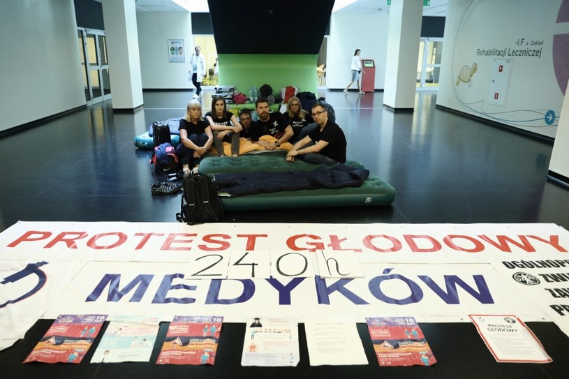 Protest głodowy fizjoterapeutów i diagnostów w Szpitalu Pediatrycznym przy ul. Żwirki Wigury 63A w Warszawie /Rafal Guz /PAP