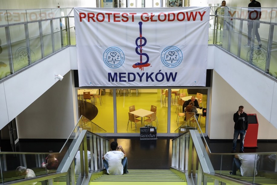 Protest głodowy lekarzy rezydentów w warszawskim Dziecięcym Szpitalu Klinicznym /Rafał Guz /PAP