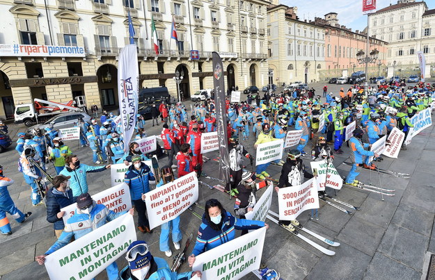Protest instruktorów narciarstwa w Turynie /ALESSANDRO DI MARCO  /PAP/EPA