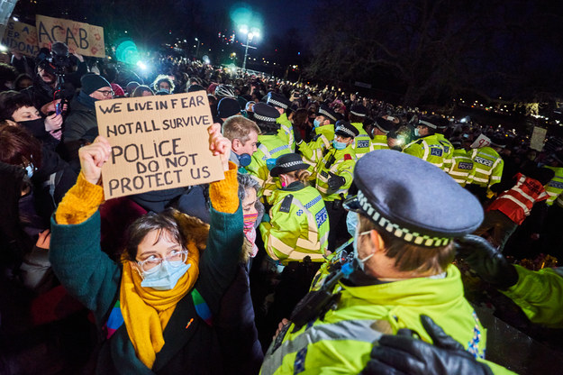 Protest kobiet w Londynie po śmierci 33-letniej Sarah /shutterstock /