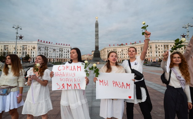 Protest kobiet z kwiatami w Mińsku /YAUHEN YERCHAK /PAP/EPA