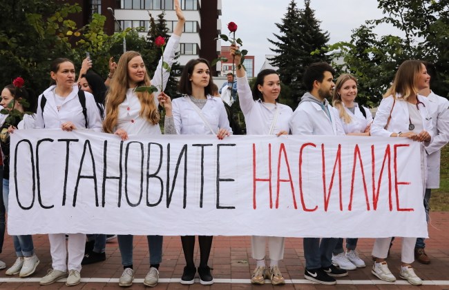 Protest medyków w Mińsku /YAUHEN YERCHAK /PAP/EPA