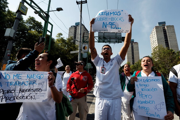 Protest meksykańskich medyków, którzy żądają lepszego wyposażenia szpitali /JOSE MENDEZ /PAP/EPA