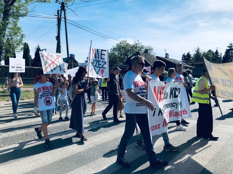 Protest mieszkańców osiedla Mileszki w Łodzi oraz miasta Brzeziny przeciwko proponowanemu przebiegowi Kolei Dużych Prędkości /Agnieszka Wyderka /RMF FM