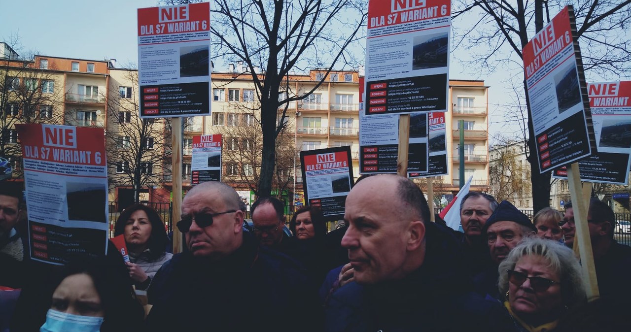 Protest mieszkańców Wieliczki przed krakowskim oddziałem GDDKiA