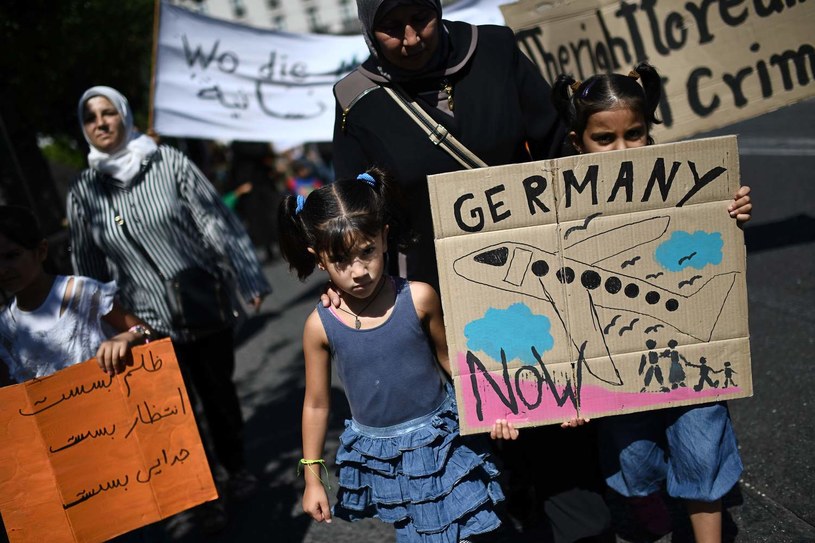 Protest migrantów przed ambasadą Niemiec w Atenach przeciwko ograniczeniu programu łączenia rodzin, zdjęcie ilustracyjne /AFP