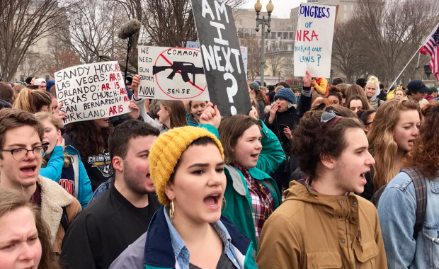 Protest młodych ludzi przed Białym Domem. Boją się o swoje życie i chcą zmiany prawa